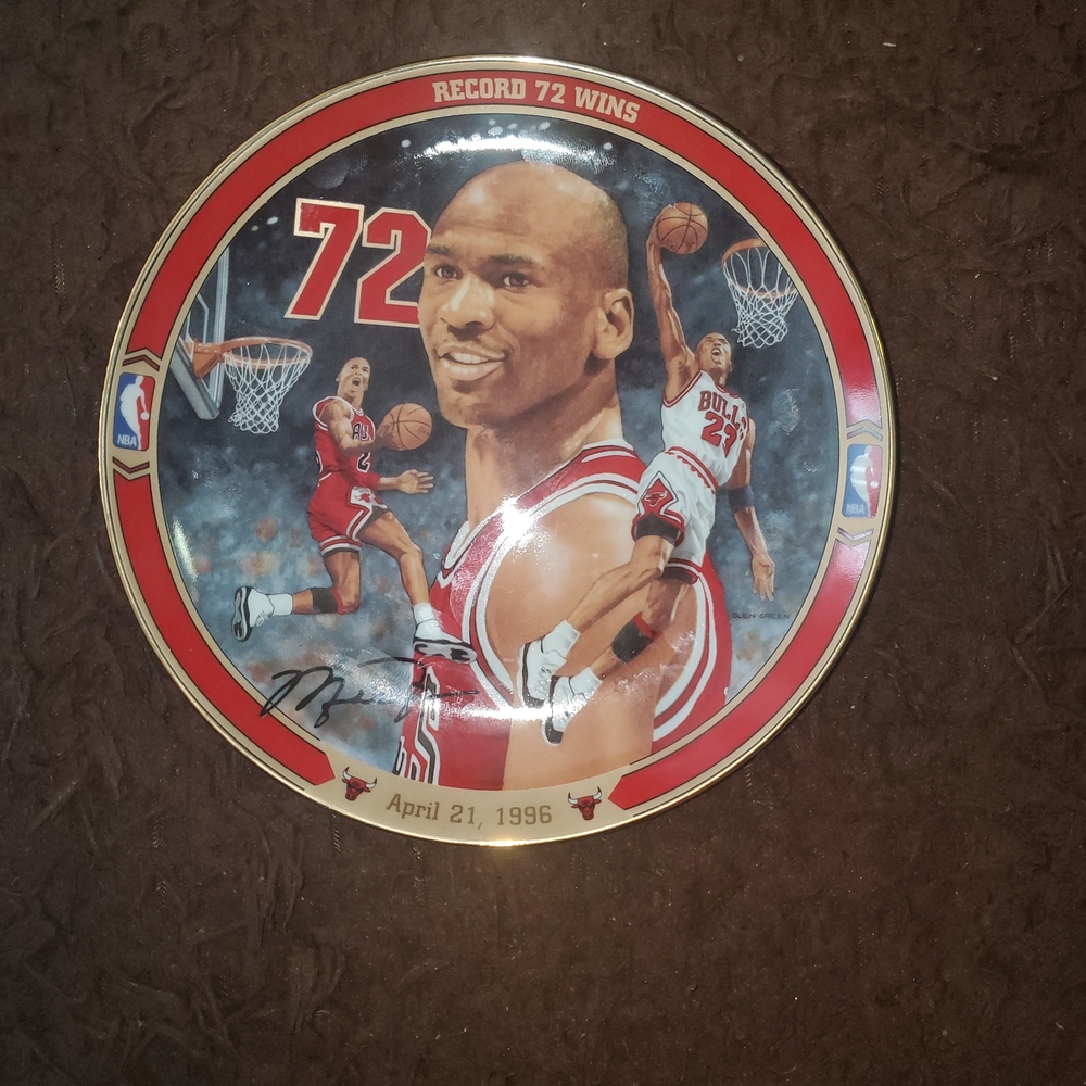 Chicago Bulls Commemorative Red Collector Wall Plate